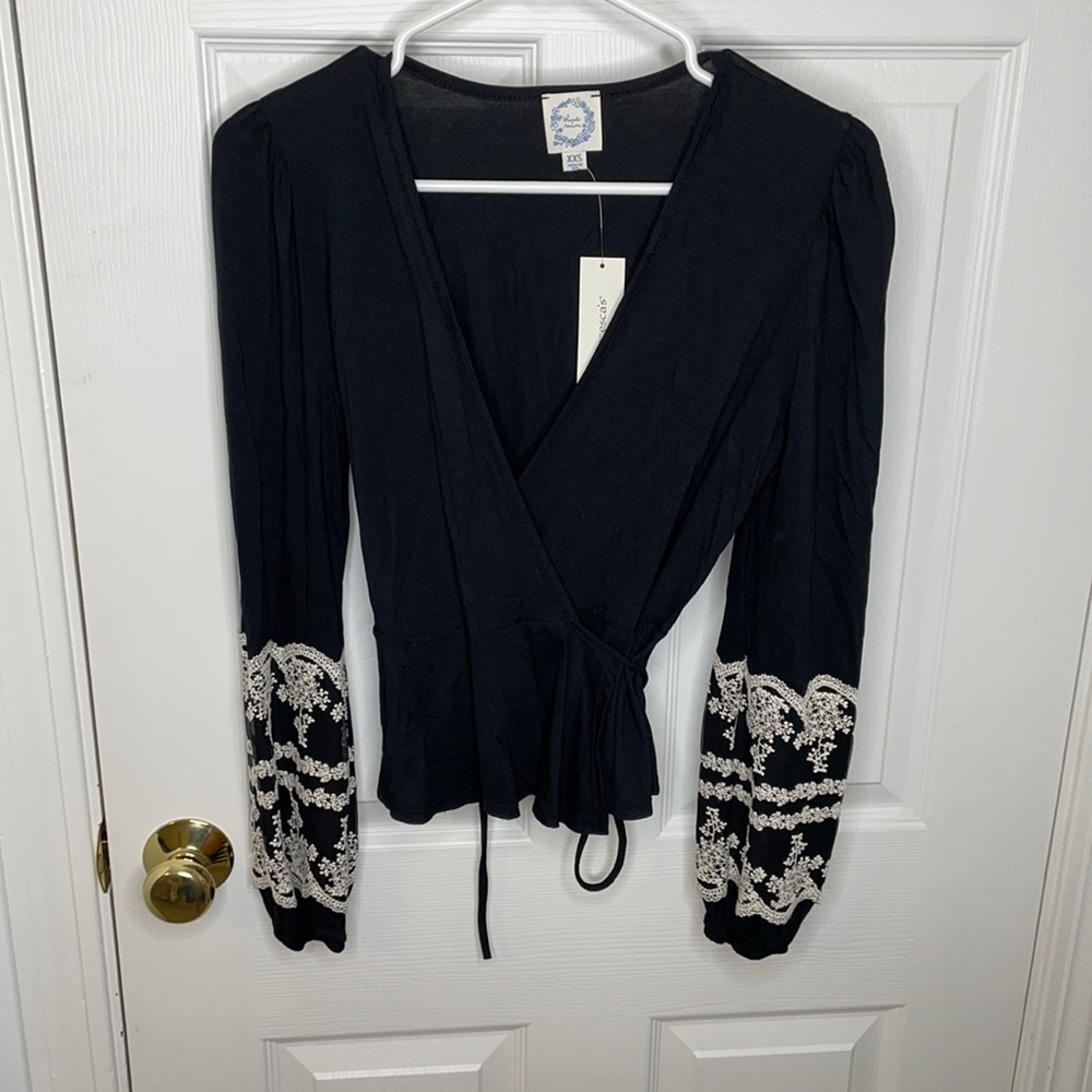 Francesca‘s wrap shirt beautiful lace sleeve detailing size XXS